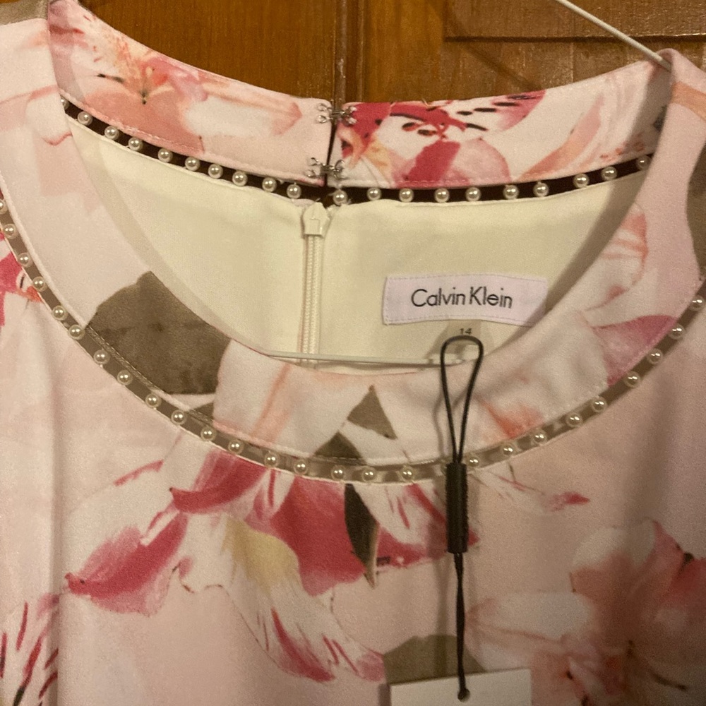 NWT, Beautiful floral, zip in the back, Calvin